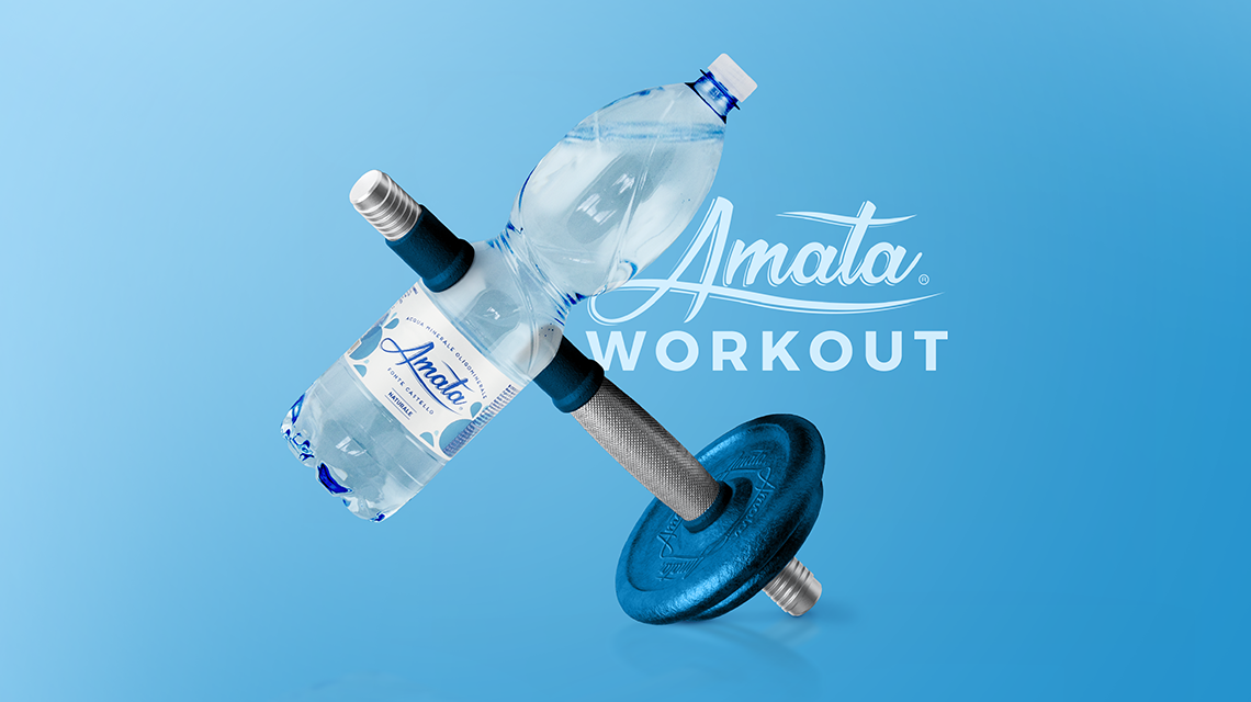 Amata workout: 8 esercizi total body con bottiglie per tornare in forma restando a casa