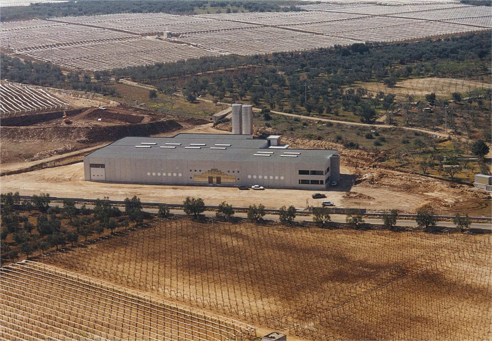 Lo stabilimento di imbottigliamento nella campagna della Murgia barese